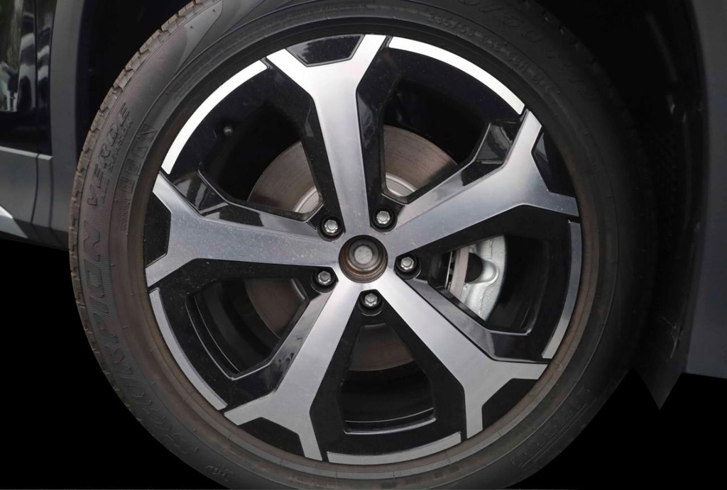 Volkswagen Tiguan Vehicle Full-screen Gallery Image 3