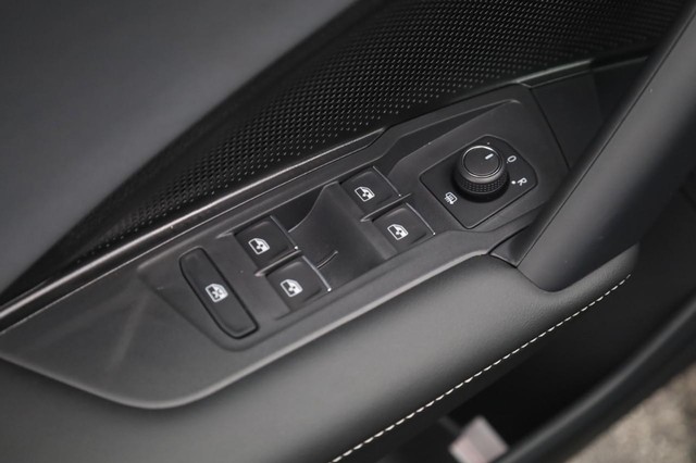 Volkswagen Tiguan Vehicle Image 11