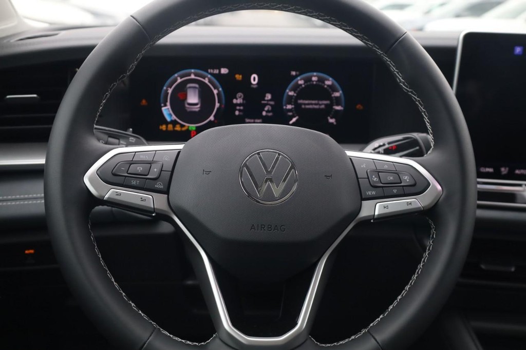 Volkswagen Tiguan Vehicle Full-screen Gallery Image 8