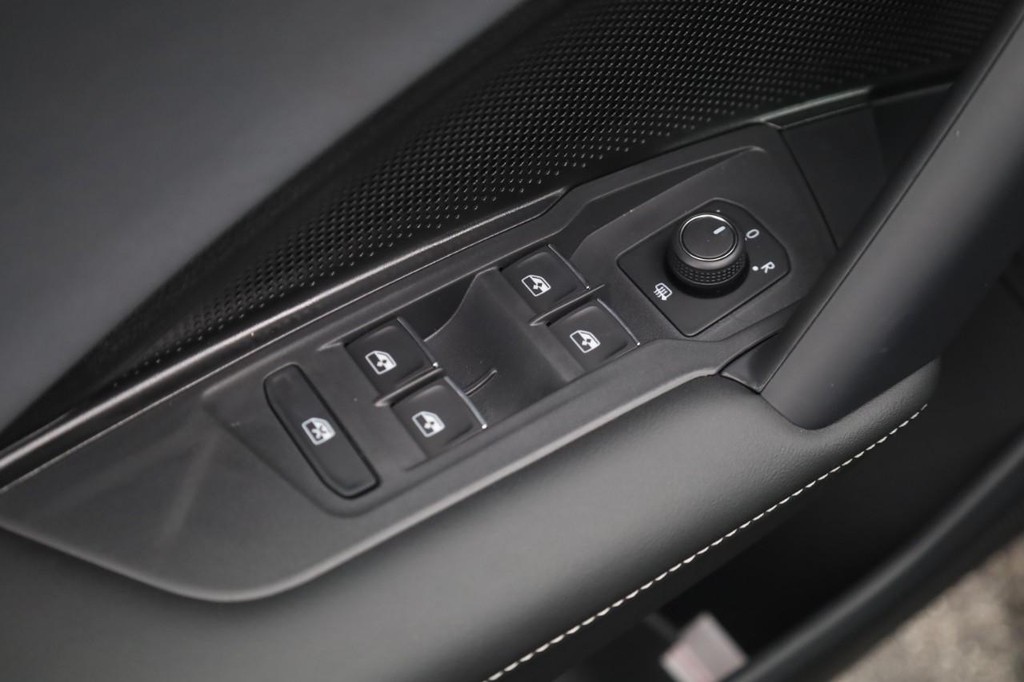 Volkswagen Tiguan Vehicle Full-screen Gallery Image 11