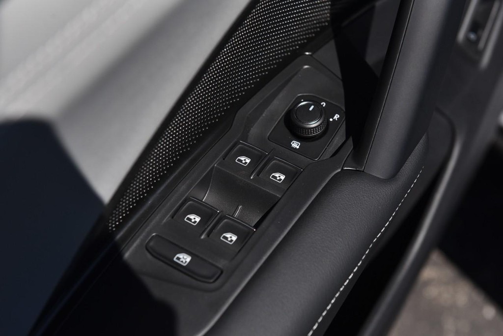 Volkswagen Tiguan Vehicle Full-screen Gallery Image 8