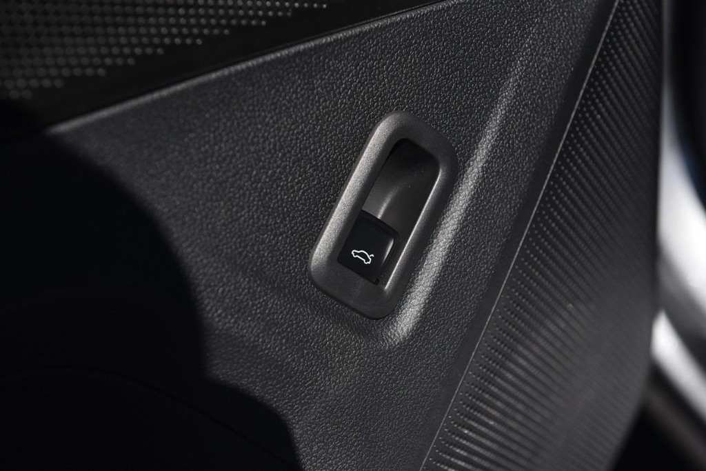 Volkswagen Tiguan Vehicle Full-screen Gallery Image 9