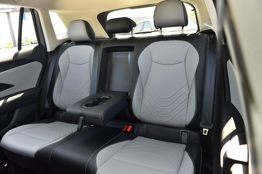 Volkswagen Tiguan Vehicle Full-screen Gallery Image 22