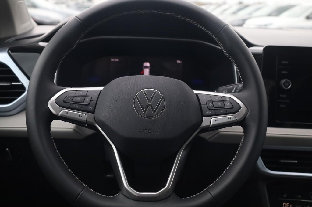 Volkswagen Taos Vehicle Full-screen Gallery Image 8