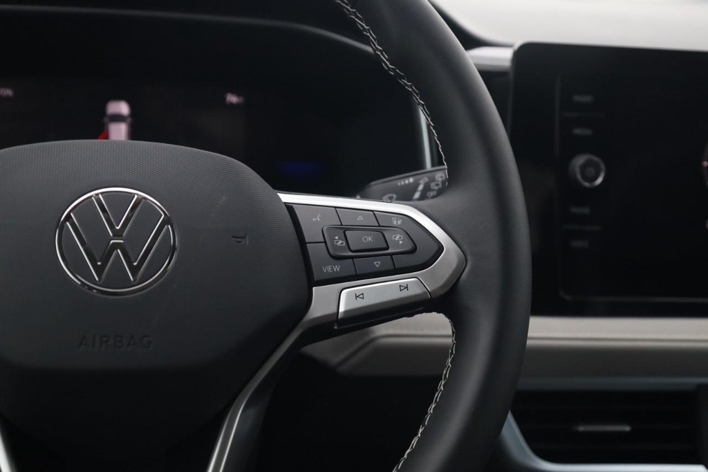 Volkswagen Taos Vehicle Full-screen Gallery Image 9