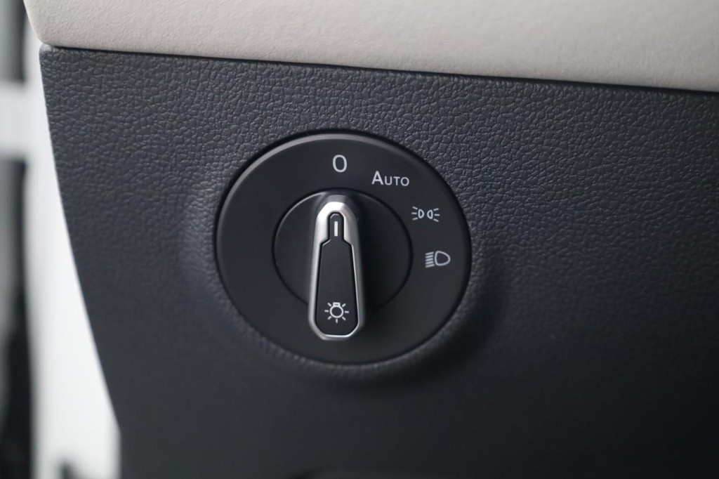 Volkswagen Taos Vehicle Full-screen Gallery Image 12