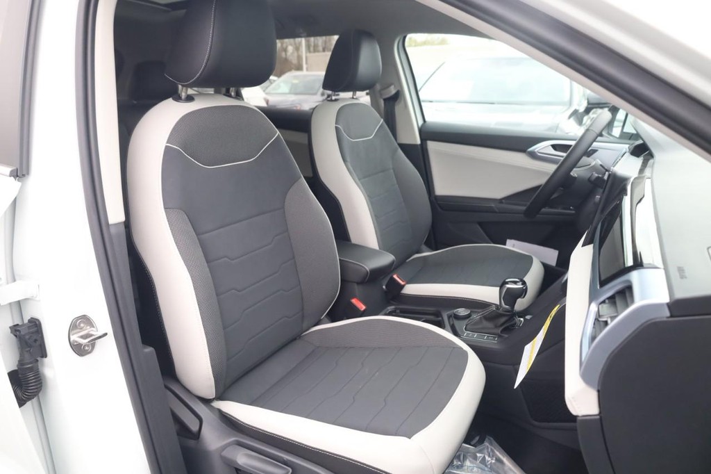Volkswagen Taos Vehicle Full-screen Gallery Image 20
