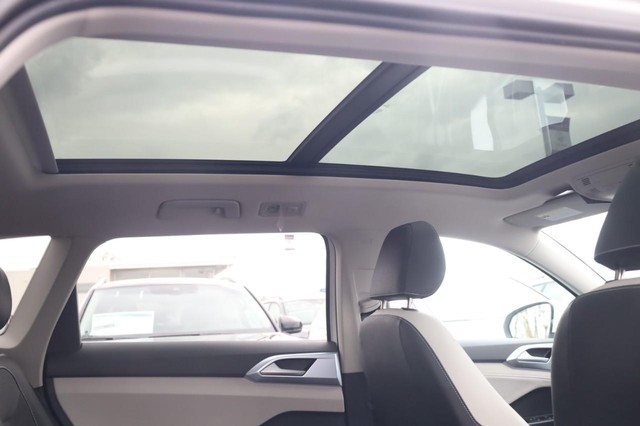 Volkswagen Taos Vehicle Image 22