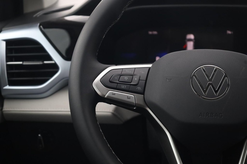 Volkswagen Taos Vehicle Full-screen Gallery Image 10