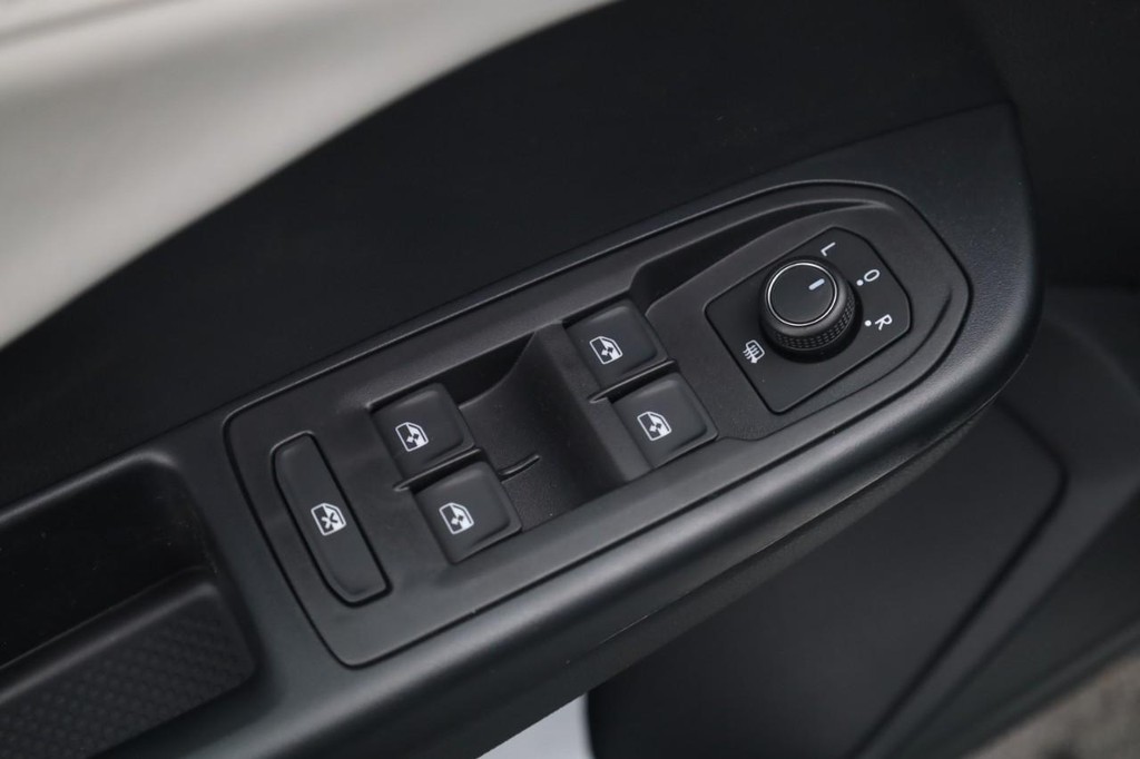 Volkswagen Taos Vehicle Full-screen Gallery Image 11