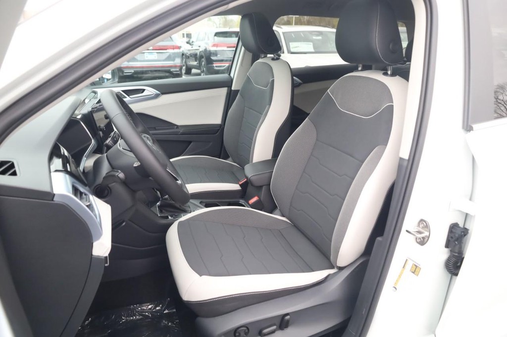 Volkswagen Taos Vehicle Full-screen Gallery Image 19