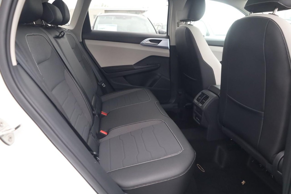 Volkswagen Taos Vehicle Full-screen Gallery Image 21