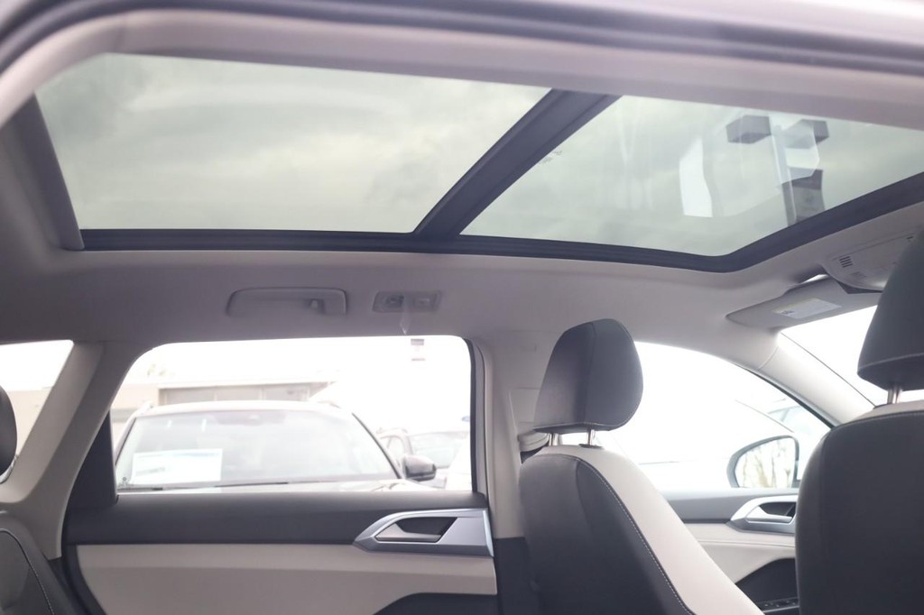 Volkswagen Taos Vehicle Full-screen Gallery Image 22
