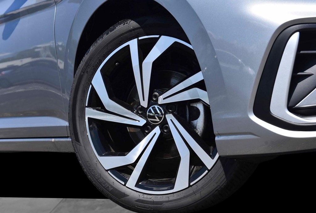 Volkswagen Jetta Vehicle Full-screen Gallery Image 3
