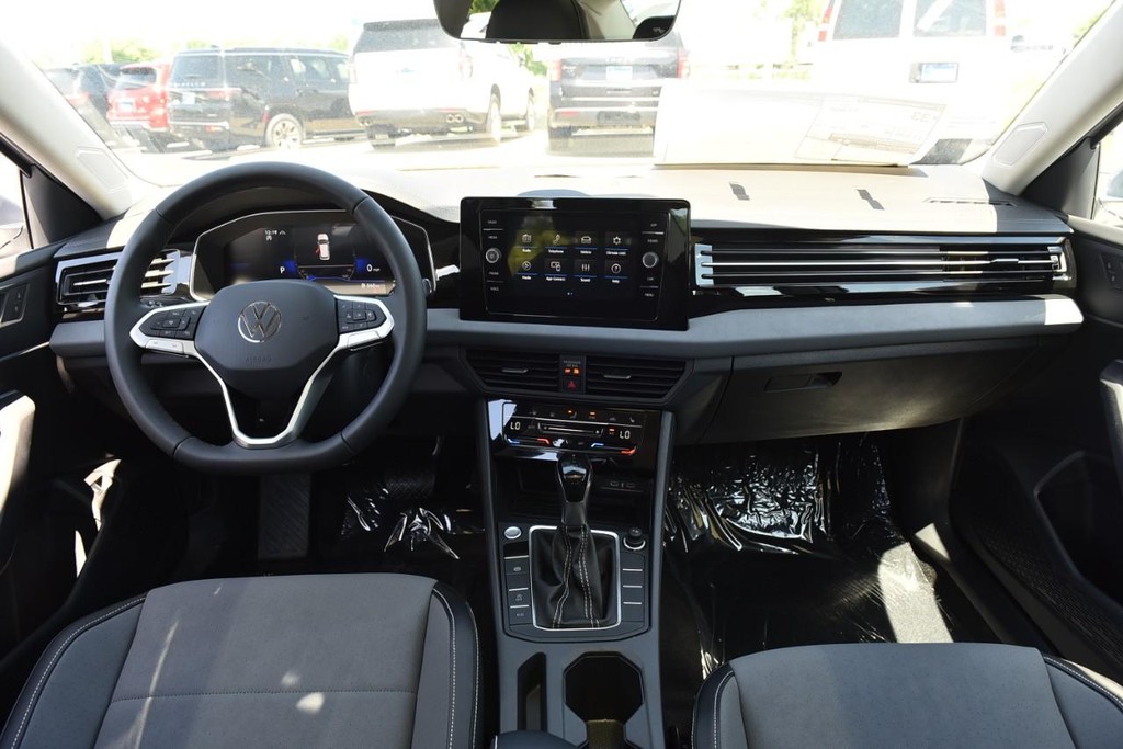 Volkswagen Jetta Vehicle Full-screen Gallery Image 7