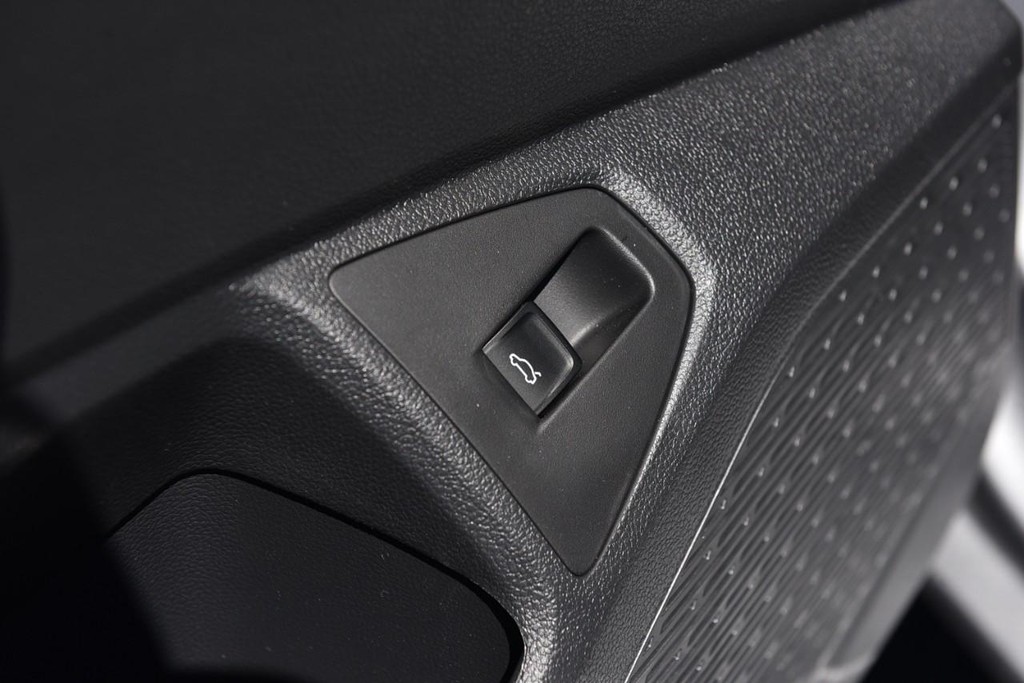Volkswagen Jetta Vehicle Full-screen Gallery Image 9