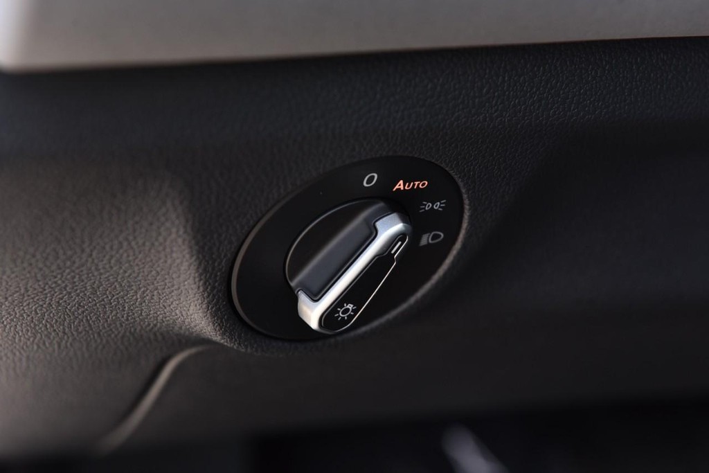 Volkswagen Jetta Vehicle Full-screen Gallery Image 11