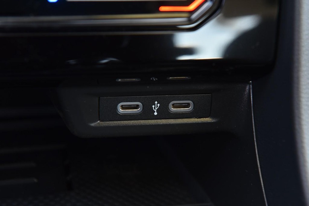 Volkswagen Jetta Vehicle Full-screen Gallery Image 16