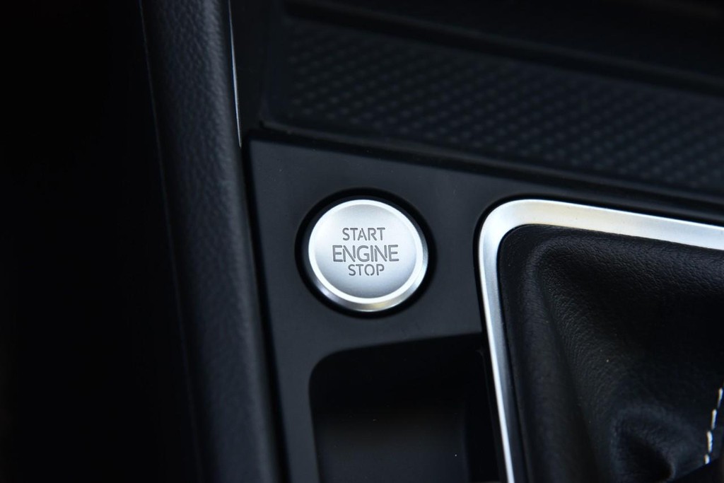 Volkswagen Jetta Vehicle Full-screen Gallery Image 17