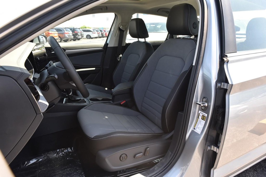Volkswagen Jetta Vehicle Full-screen Gallery Image 20