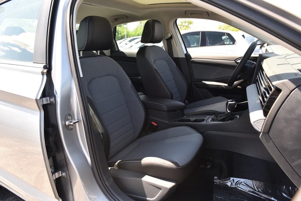 Volkswagen Jetta Vehicle Full-screen Gallery Image 21