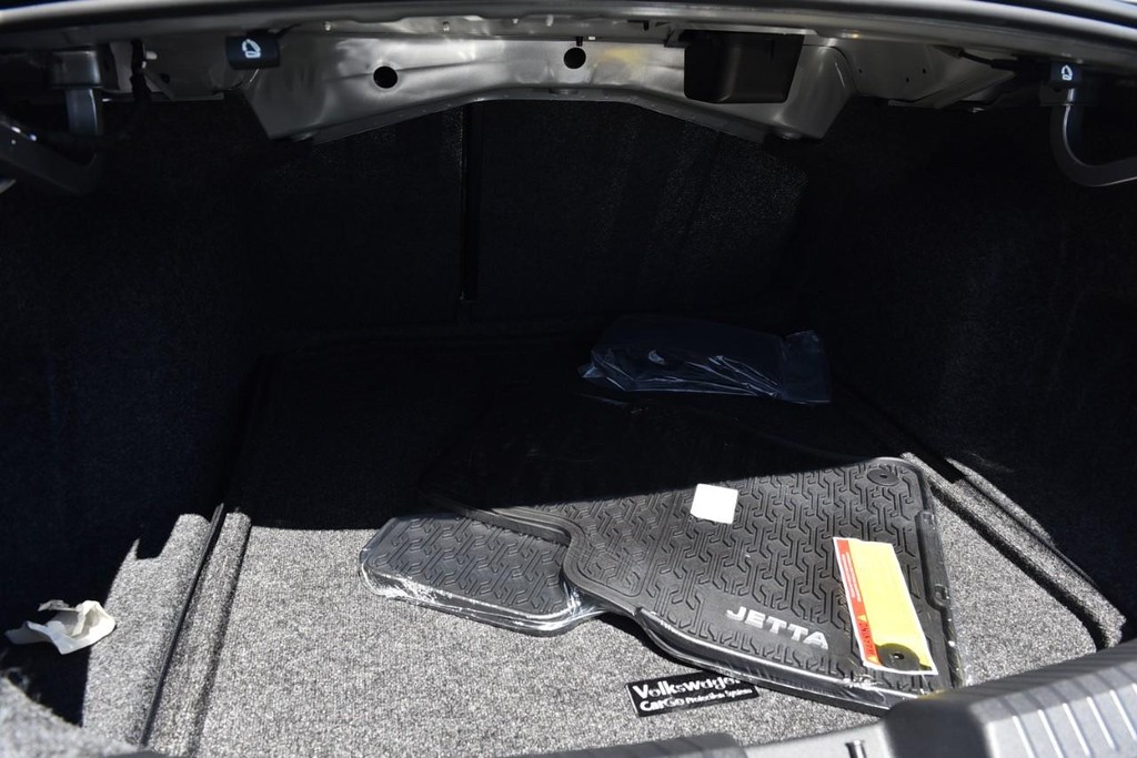 Volkswagen Jetta Vehicle Full-screen Gallery Image 24