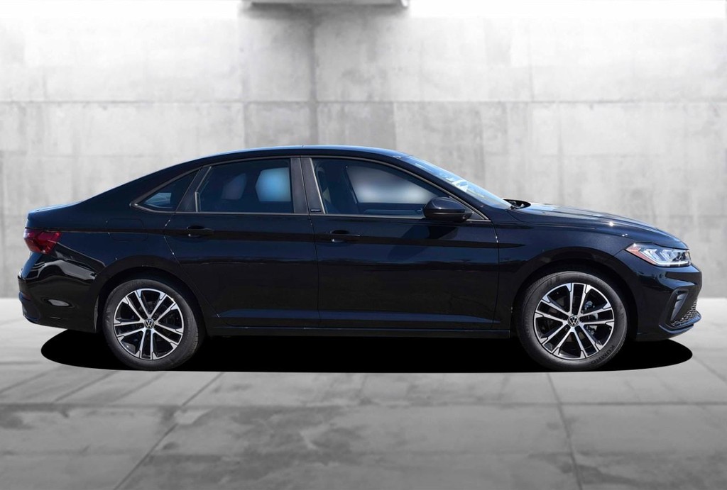 Volkswagen Jetta Vehicle Full-screen Gallery Image 5