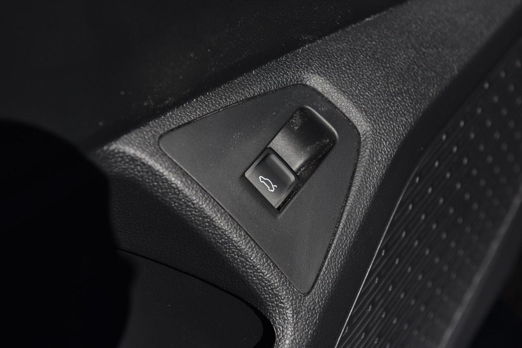 Volkswagen Jetta Vehicle Full-screen Gallery Image 9