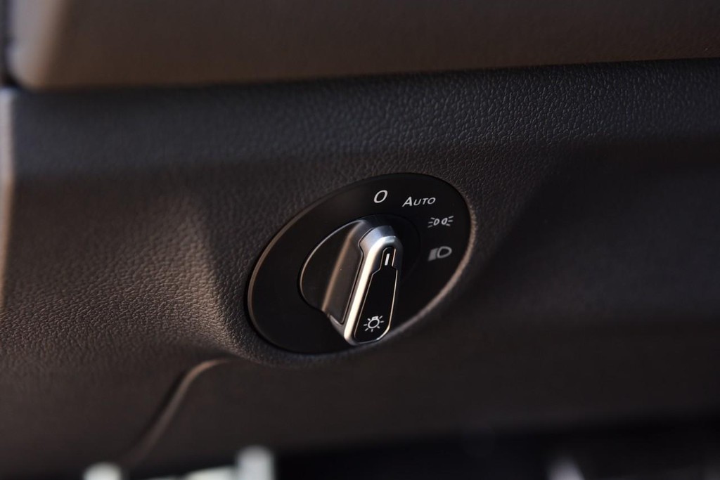 Volkswagen Jetta Vehicle Full-screen Gallery Image 11