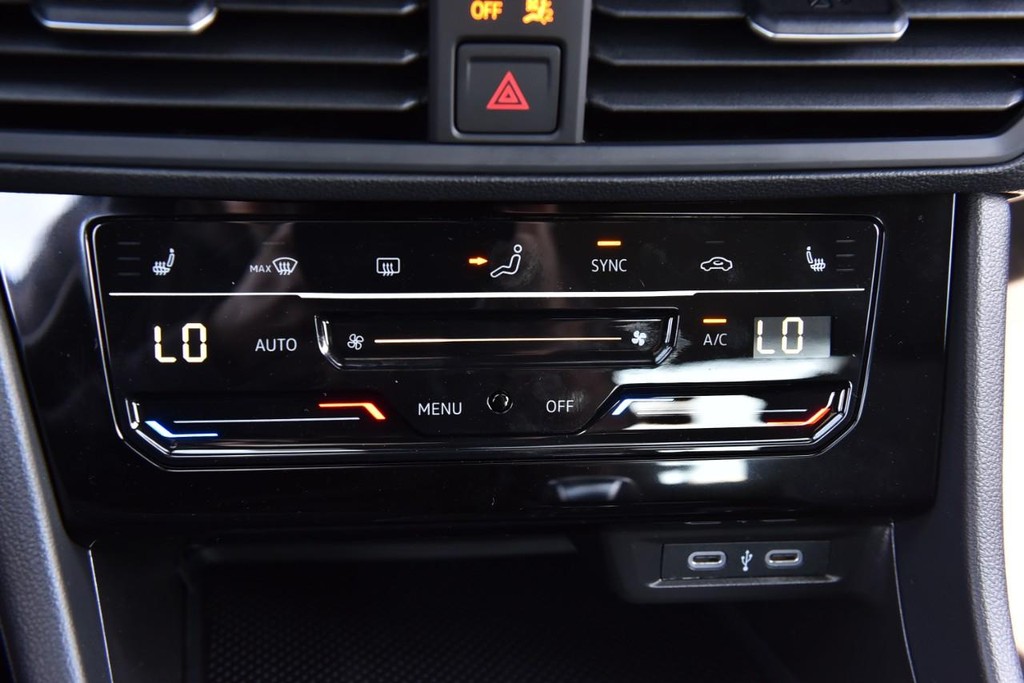 Volkswagen Jetta Vehicle Full-screen Gallery Image 15