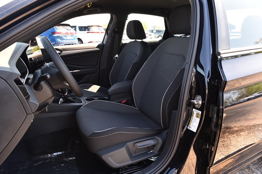 Volkswagen Jetta Vehicle Full-screen Gallery Image 19