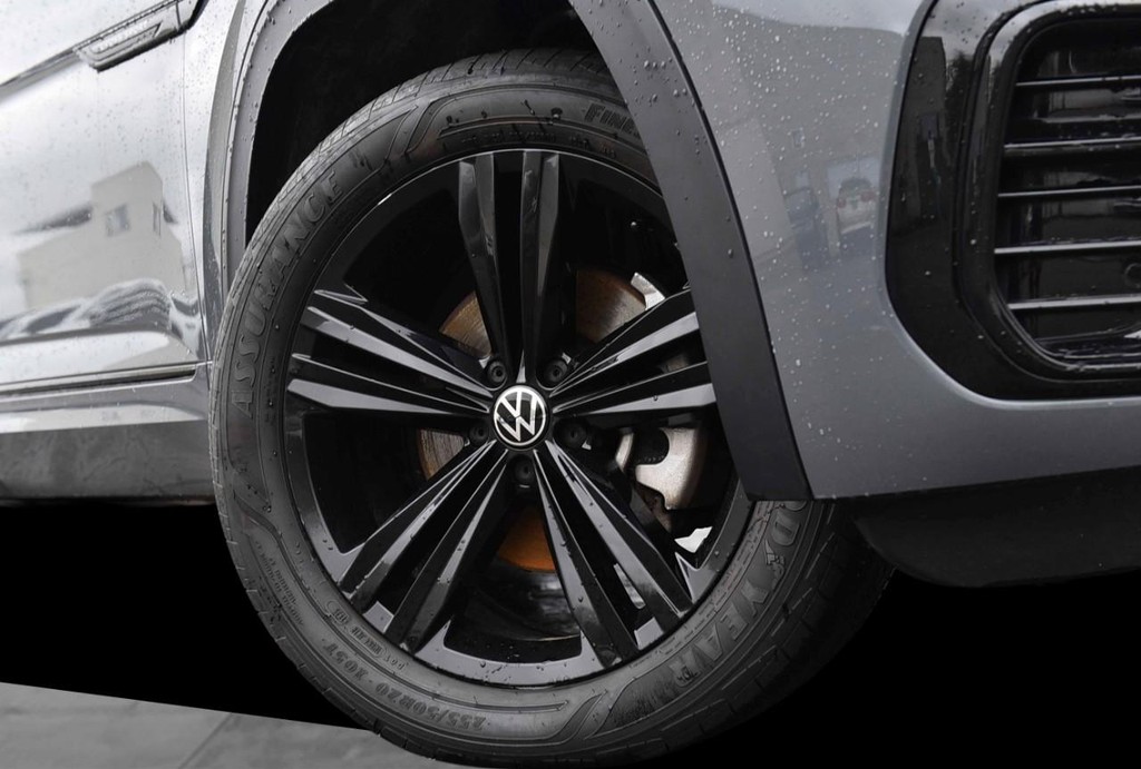 Volkswagen Atlas Cross Sport Vehicle Full-screen Gallery Image 3