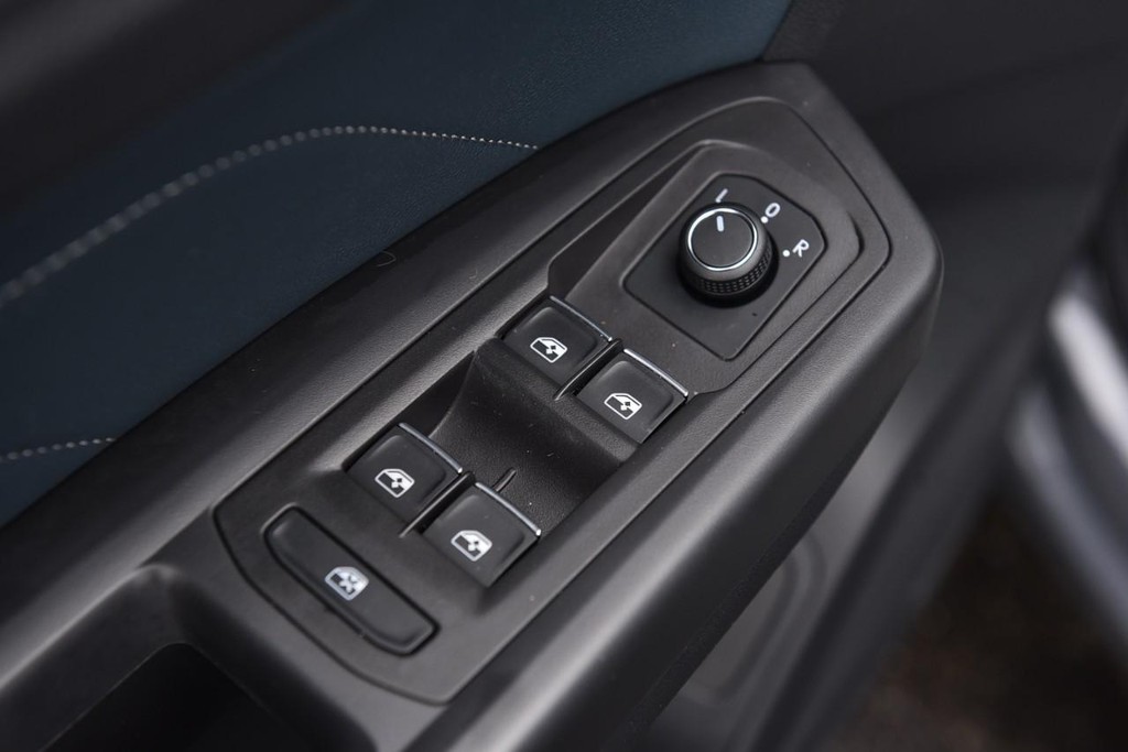 Volkswagen Atlas Cross Sport Vehicle Full-screen Gallery Image 8