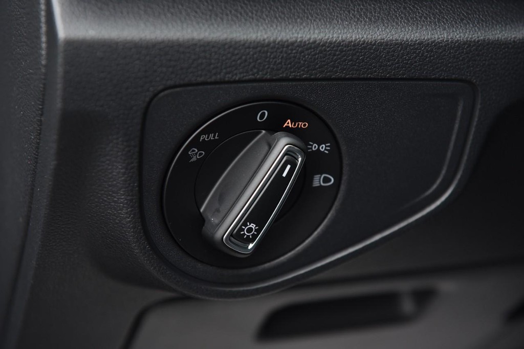 Volkswagen Atlas Cross Sport Vehicle Full-screen Gallery Image 11