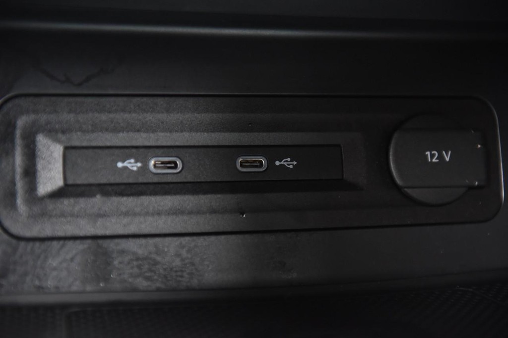 Volkswagen Atlas Cross Sport Vehicle Full-screen Gallery Image 16