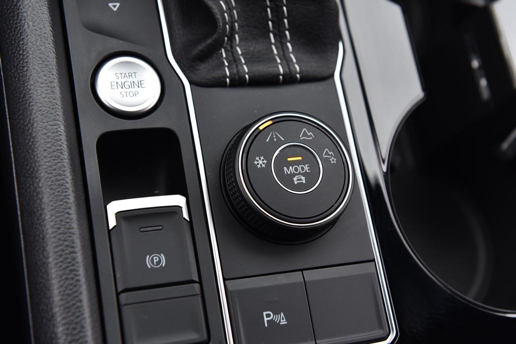 Volkswagen Atlas Cross Sport Vehicle Full-screen Gallery Image 17