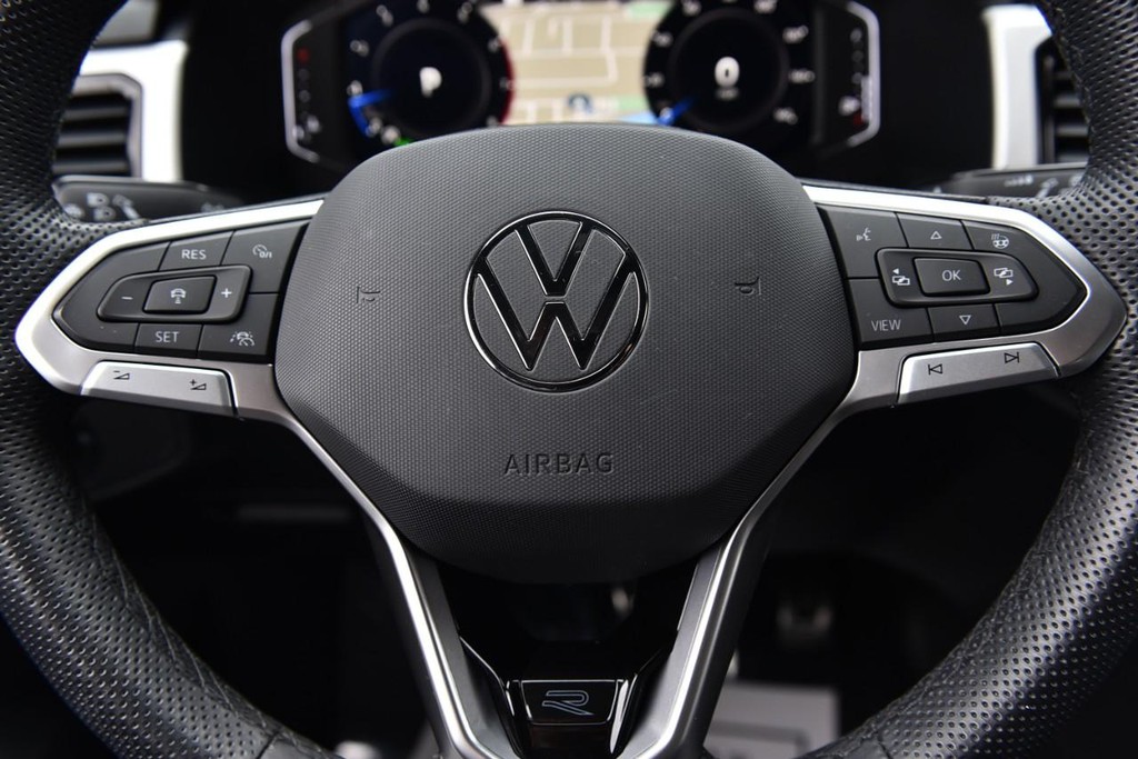 Volkswagen Atlas Cross Sport Vehicle Full-screen Gallery Image 18