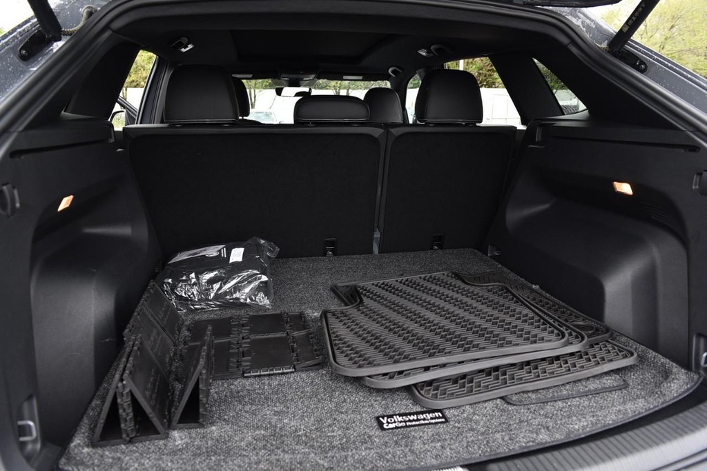 Volkswagen Atlas Cross Sport Vehicle Full-screen Gallery Image 25