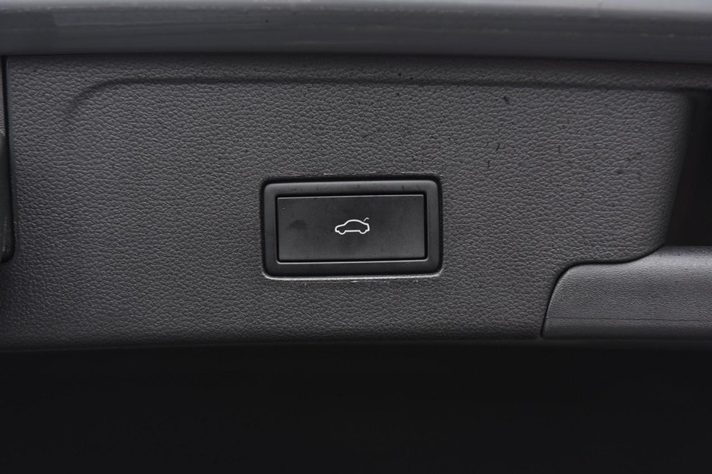 Volkswagen Atlas Cross Sport Vehicle Full-screen Gallery Image 26