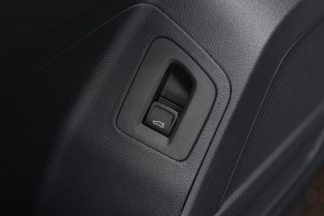 Volkswagen Atlas Cross Sport Vehicle Image 09