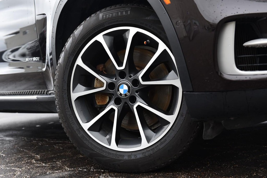 BMW X5 Vehicle Full-screen Gallery Image 03