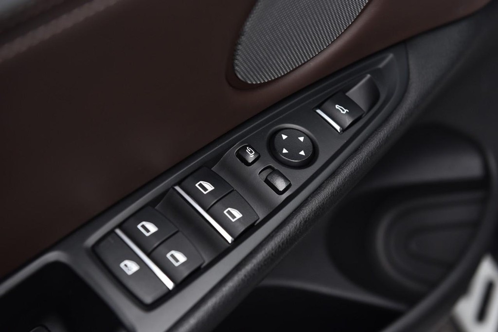 BMW X5 Vehicle Full-screen Gallery Image 08