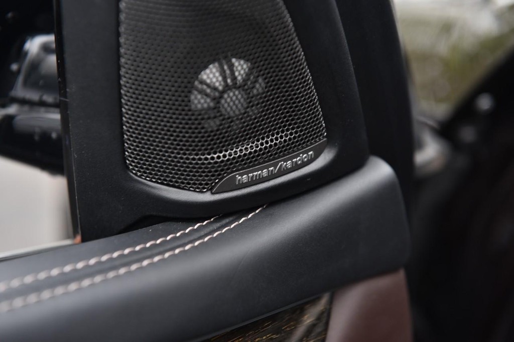 BMW X5 Vehicle Full-screen Gallery Image 09