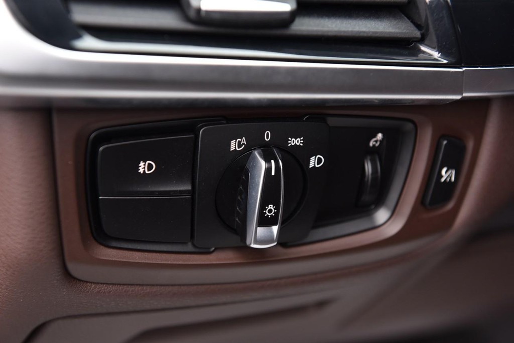 BMW X5 Vehicle Full-screen Gallery Image 11