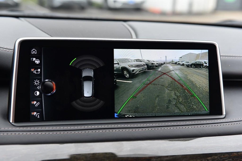 BMW X5 Vehicle Full-screen Gallery Image 13