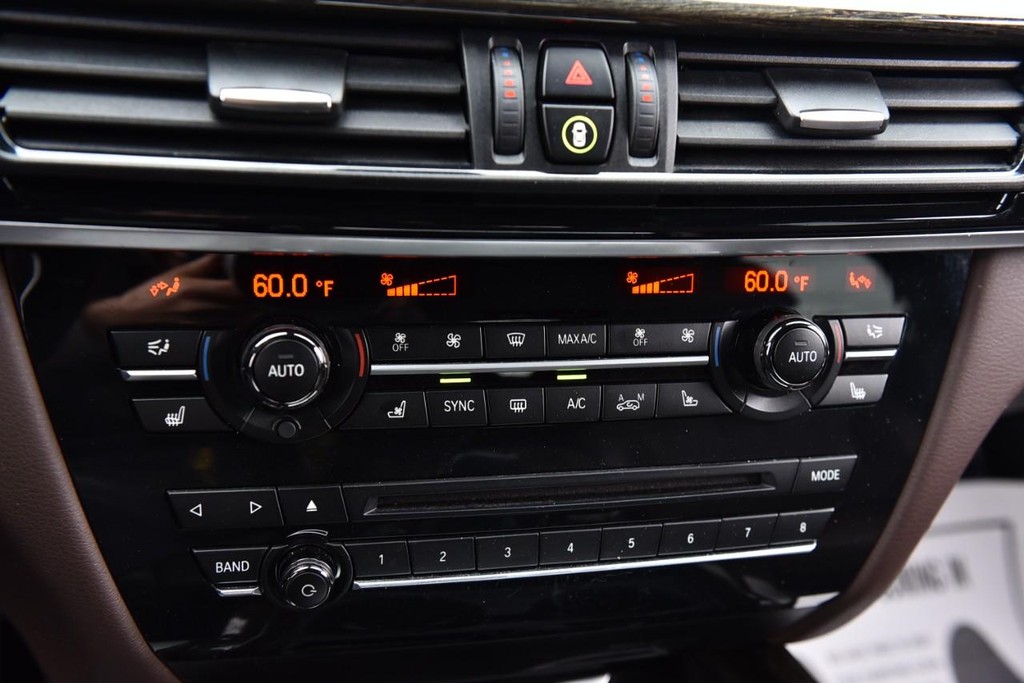 BMW X5 Vehicle Full-screen Gallery Image 15