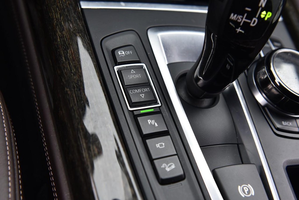 BMW X5 Vehicle Full-screen Gallery Image 16