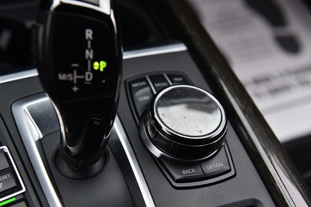 BMW X5 Vehicle Full-screen Gallery Image 17