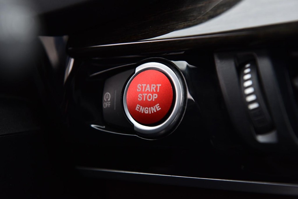 BMW X5 Vehicle Full-screen Gallery Image 18