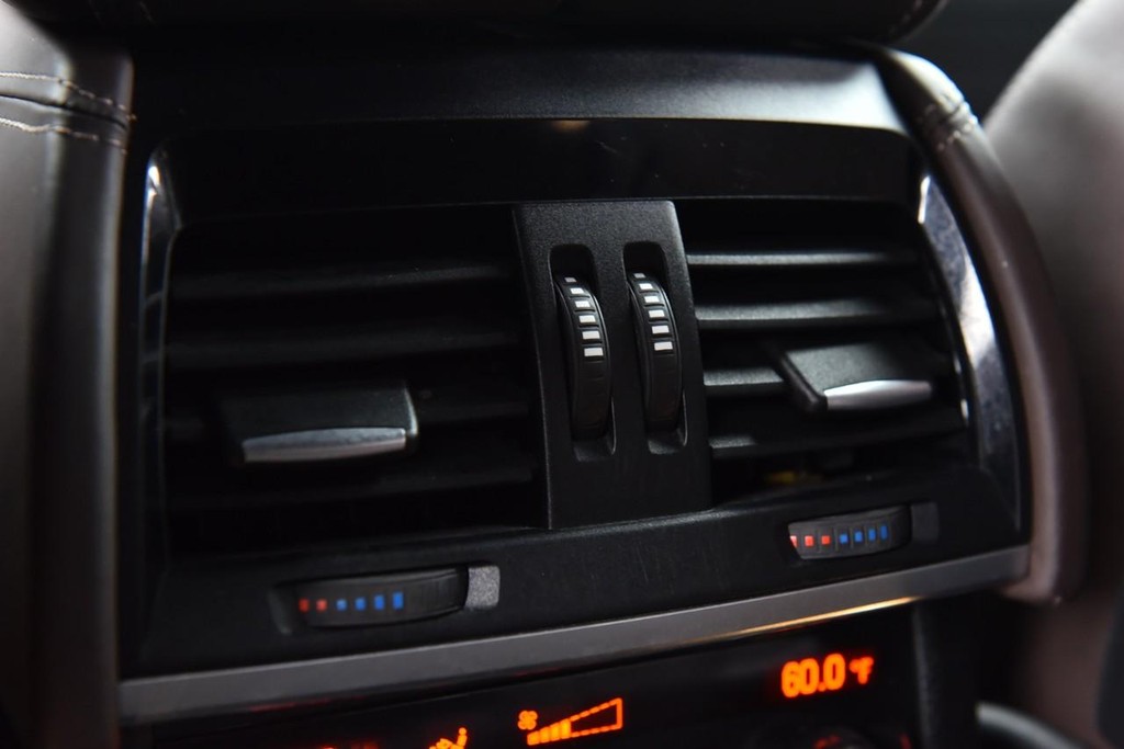 BMW X5 Vehicle Full-screen Gallery Image 24